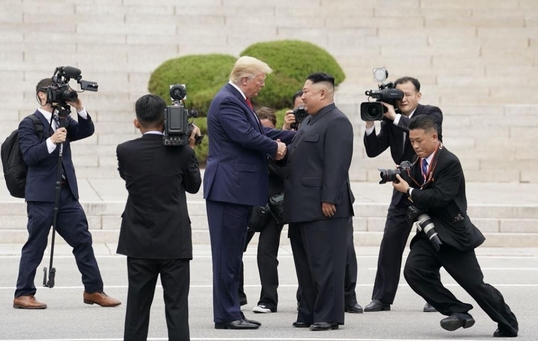 도널드 트럼프 전 미국 대통령과 김정은 북한 국무위원장이 2019년 6월 30일 판문점에서 만나 악수를 하고 있다. /로이터 연합뉴스
