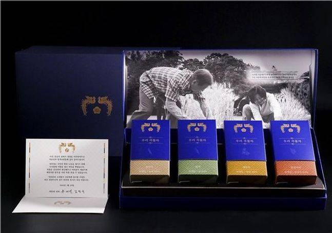 문재인 대통령 부부가 코로나 의료진에게 보낸 선물세트ⓒ연합뉴스