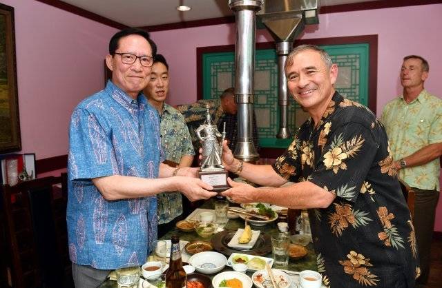 2018년 1월 말 미국 하와이주 오아후섬의 한식당에서 당시 송영무 국방부 장관(왼쪽)이 해리 해리스 미 태평양사령관에게 그의 이름이 새겨진 이순신 장군 동상 모형을 선물하고 있다. 미 인도태평양사령부 홈페이지