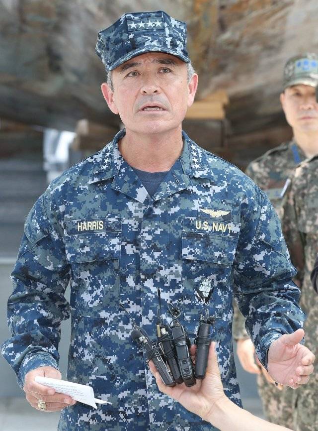 해리 해리스 미 태평양사령관이 2015년 6월 10일 경기도 평택 해군 2함대사령부를 방문할 때의 모습. 이 곳에 전시된 천안함을 둘러본 뒤 소감을 밝히고 있다. 평택=사진공동취재단
