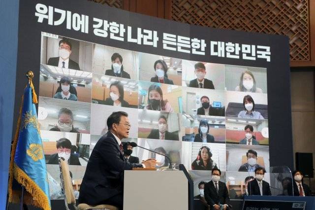 이달 18일 온·오프라인 혼합 방식으로 열린 신년 기자회견에서 기자들의 질문에 답하고 있는 문재인 대통령. 청와대사진기자단