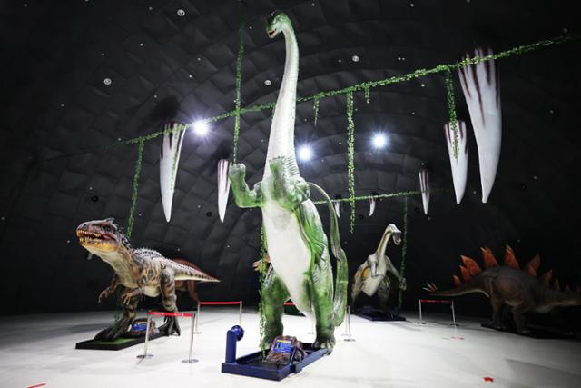 비봉 공룡공원 화석홀에 코리아노사우르스 보성엔시스를 비롯해 다양한 공룡 모형이 전시돼 있다. ⓒ박준규