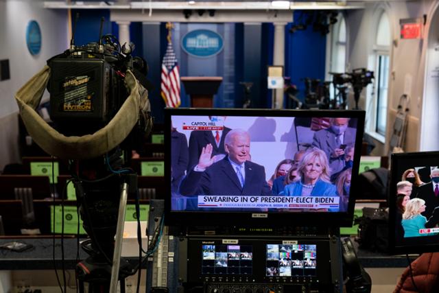 20일 조 바이든 미국 대통령의 취임식 모습이 워싱턴 백악관 브리핑룸 텔레비전에 보이고 있다. 워싱턴=AP 연합뉴스