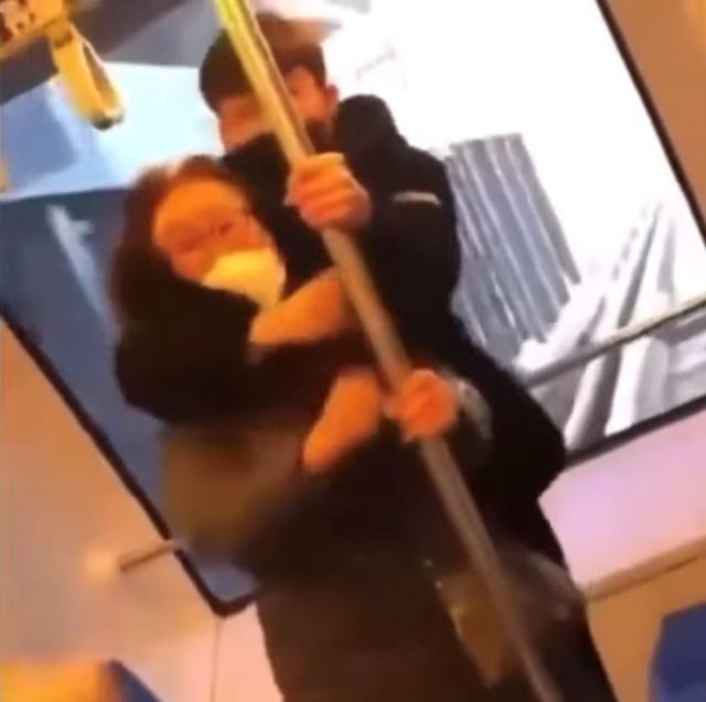 경기 의정부 경전철에서 한 중학교 남학생이 여성 노인의 목을 조르고 있다. 동영상 캡처