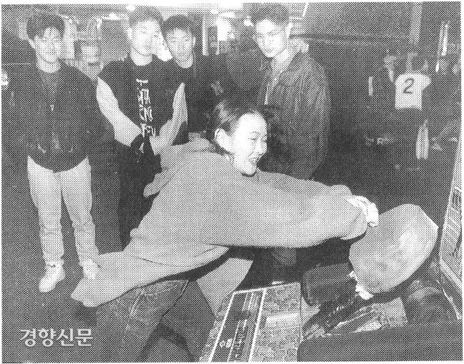 1993년 11월 16일 수능을 치른 학생들이 16일 밤 서울 종로2가의 한 전자오락실에서 그동안 쌓인 스트레스를 풀고있다. 경향신문 자료사진