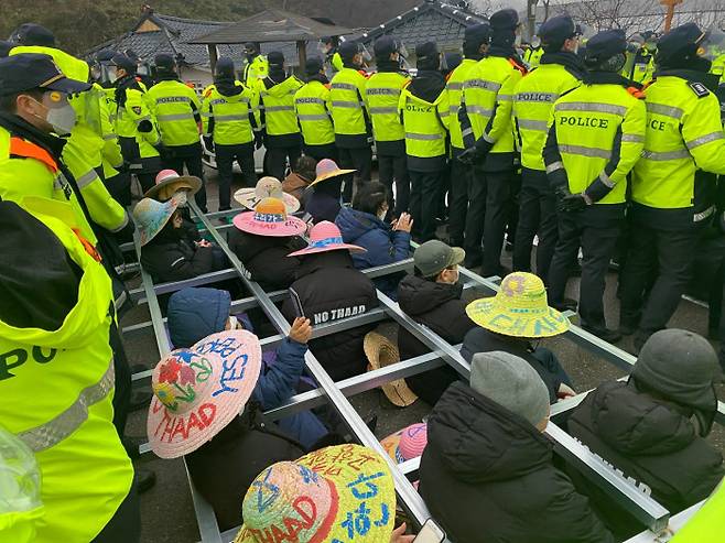 22일 오전 경북 성주 주한미군 고고도미사일방어체계(사드) 기지 인근 소성리 마을회관 앞에서 사드 반대 단체 관계자와 주민 등이 시위를 벌이고 있다.|사드철회 소성리 종합상황실 제공
