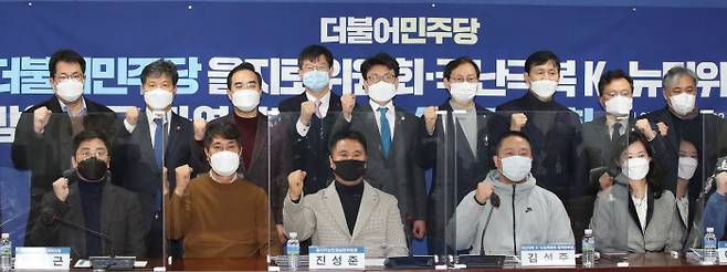 민주당 ‘자영업자 민생간담회’ 더불어민주당 을지로위원회와 국난극복 K뉴딜위원회 소속 의원들이 22일 국회 의원회관에서 ‘방역당국, 코로나19 집합금지 및 영업제한 자영업자 민생간담회’를 하고 있다. 국회사진기자단