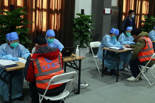 지난 15일 중국 베이징 차오양구에서 코로나19 백신을 접종하기 위해 한 희망자가 의료진과 상담하고 있다. 연합뉴스