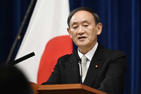 스가 요시히데(菅義偉) 일본 총리가 16일 오후 9시 관저에서 취임 후 첫 기자회견을 열고 있다. 교도통신 연합뉴스
