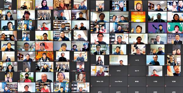 조병호 서울 하이기쁨교회 목사가 지난 4일 줌으로 진행된 ‘글로벌 처치 네트워크 서울 허브’ 출범 예배에서 참가자들과 인사를 나누고 있다.