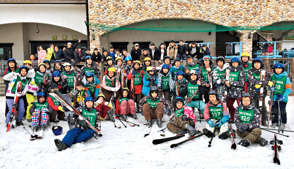 나드림국제미션스쿨 학생들이 2018년 2월 경남 양산 에덴밸리 스키장에서 강습을 마치고 사진을 촬영했다. 나드림국제미션스쿨은 골프 윈드서핑 승마 스키를 필수과목으로 배운다.