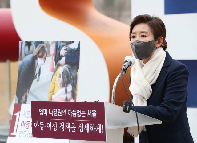서울시장 보궐선거 출마를 선언한 나경원 전 국민의힘 의원이 22일 서울광장에서 아동학대방지, 성폭력ㆍ가정폭력 근절, 아동양육지원 및 돌봄사각지대 해소 공약을 발표하고 있다. /국회사진기자단