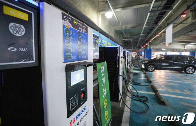 서울 시내의 한 대형쇼핑몰 주차장에 전기 자동차 충전소. 2021.1.21/뉴스1 © News1 이재명 기자