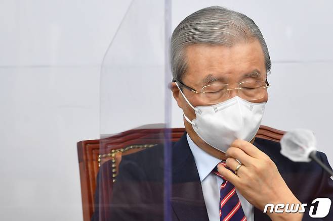 김종인 국민의힘 비상대책위원장이 서울 여의도 국회에서 열린 비상대책위원회의에서 잠시 마스크를 만지며 생각에 잠겨 있다./뉴스1 © News1 박세연 기자