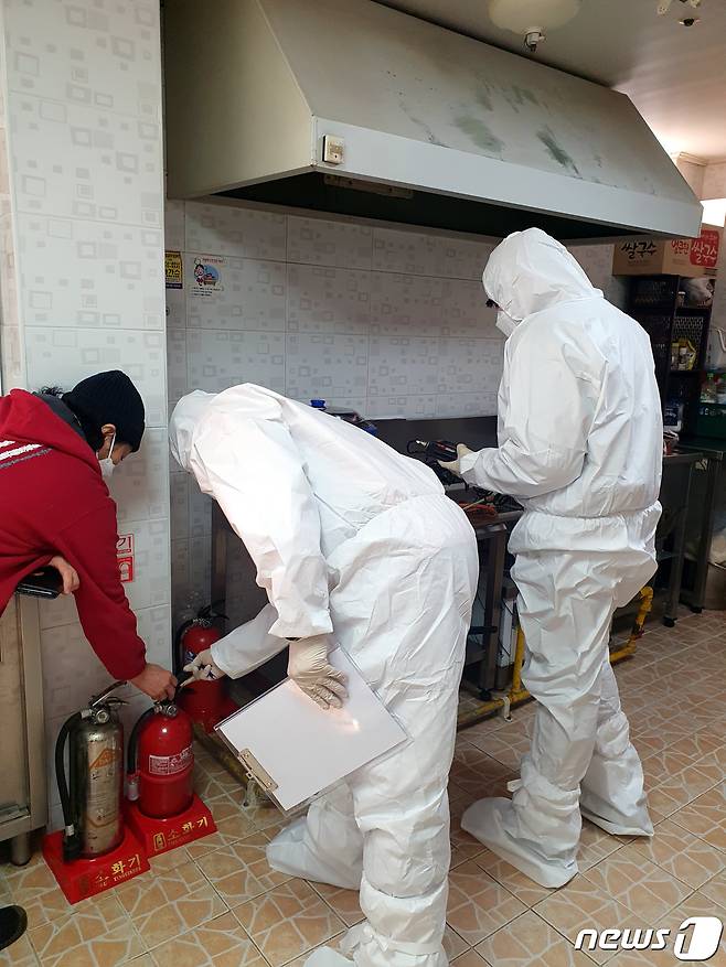 충북소방 관계자들이 화재안전 점검을 하고 있다. (소방본부 제공) © 뉴스1
