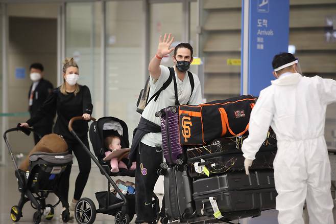 가족과 함께 23일 입국한 케이시 켈리. (LG 트윈스 제공) © 뉴스1