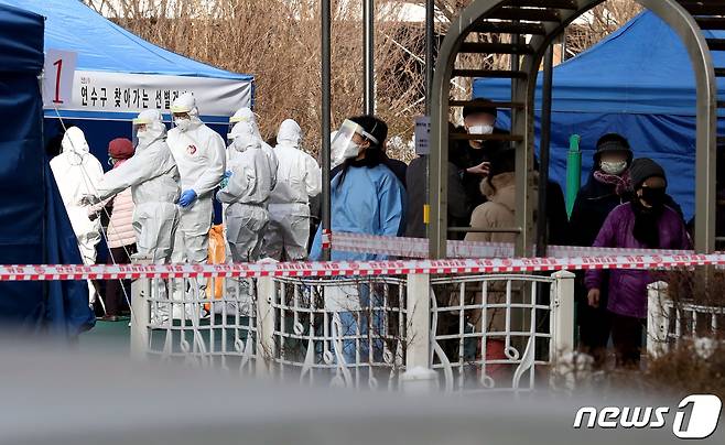 코로나 19 검체 검사 받는 주민들(자료사진) /뉴스1 © News1 정진욱 기자