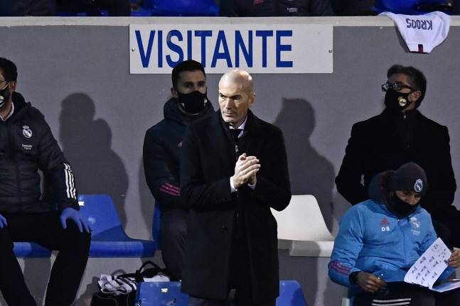 지단 감독이 21일(한국시간) 코파델레이 32강에서 경기를 지켜보고 있다. 알코이 | AP연합뉴스