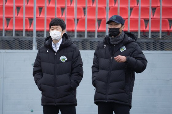 훈련을 지켜보는 박지성 위원(왼쪽)과 김상식 감독. 제공 | 전북