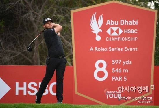 타이렐 해튼이 아부다비 HSBC챔피언십 둘째날 8번홀에서 티 샷을 하고 있다. 아부다비(UAE)=Getty images/멀티비츠