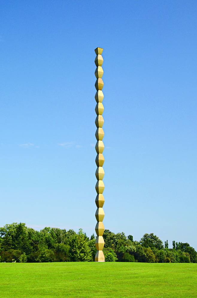 콘스탄틴 브랑쿠시의 '끝없는 기둥'./을유문화사