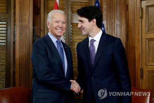 조 바이든(왼쪽) 미국 대통령과 쥐스탱 트뤼도 캐나다 총리.  <로이터=연합 자료사진>