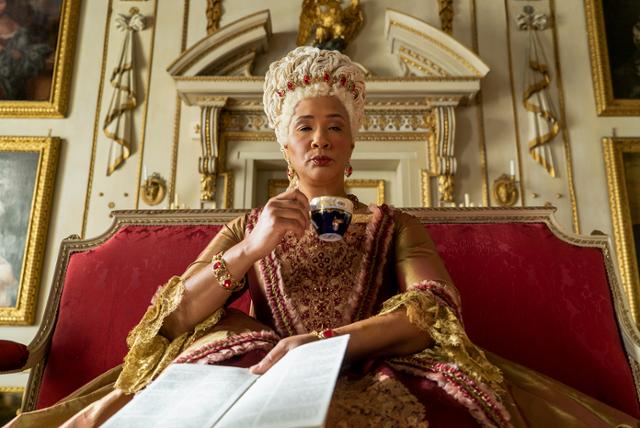 19세기 영국 런던이 배경, 그런데 여왕이 흑인이다. 뭐 어떠한가. 정치적 올바름의 반영은 '브리저튼'의 미덕 중 하나다. 넷플릭스 제공