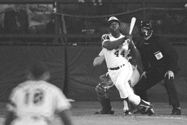 행크 에런이 1974년 4월8일 베이브 루스의 종전 통산 최다홈런 기록을 넘어서는 715호 홈런을 쏘고 있다. AP연합뉴스