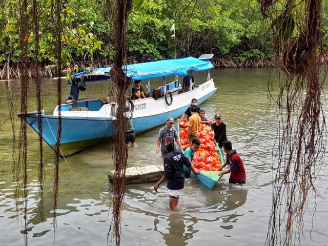 인도네시아 한류 팬들이 마련한 구호 물품을 피해 지역으로 운반하고 있다. 키타비사 캡처