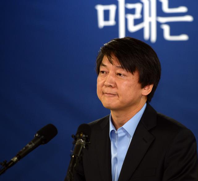 2012년 12월 3일 안철수 전 무소속 대선 후보가 서울 공평동 진심캠프에서 열린 해단식에 참석해 인사말을 하고 있다. 오대근기자