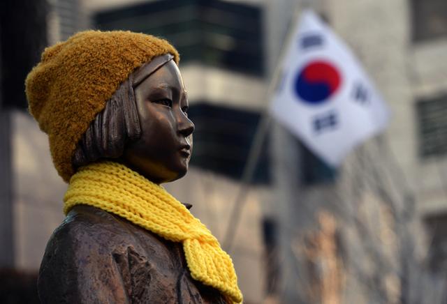 서울 종로구 중학동 주한 일본대사관 앞에 설치된 일본군 위안부 소녀상의모습. 배우한기자