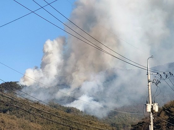6일 오전 경북 영덕군 창수면 한 산에서 불이 나 연기가 피어오르고 있다. 연합뉴스