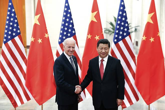 2013년 12월 4일 조 바이든 미국 부통령(왼쪽)이 베이징 인민대회당에서 시진핑 중국 국가주석과 만나 악수를 나누고 있다.  / AP연합뉴스