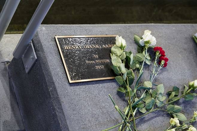 22일 전설의 홈런왕 행크 애런이 세상을 떠난 가운데 애런이 생전에 뛴 애틀란타 브레이브스 홈구장에 마련된 기념비에 그를 기리는 꽃이 놓여있다. /사진=로이터