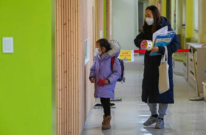 2021학년도 서울 초등학교 예비소집일인 6일 오후 서울 포이초등학교에서 어린이와 학부모가 교실을 둘러보고 있다. 사진공동취재단
