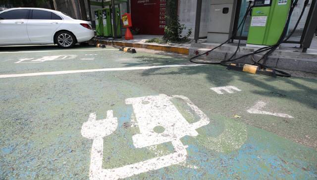 전기차 충전소의 모습. 위 사진은 기사 내용과 직접적인 관련이 없습니다. /연합뉴스