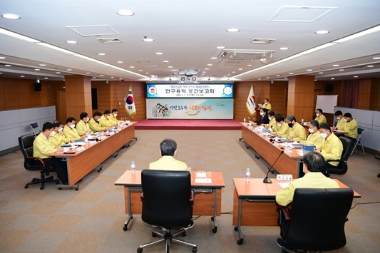 21일 시청회의실에서 대구경북 통합신공항 미래발전방안 연구용역 중간보고회 개최했다.ⓒ김천시