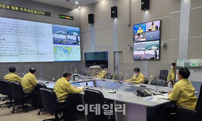 전해철 행정안전부 장관이 24일 오후 정부서울청사 중앙재난안전상황실 서울상황센터에서 경남 거제 해상에서 발생한 어선 127대양호 침몰사고와 관련해 관계기관 긴급대책 영상회의를 갖고 해경과 해군, 지자체 등에 “가용자원 총동원하여 인명구조에 총력을 다해달라”고 긴급 지시를 당부했다. 행안부 제공