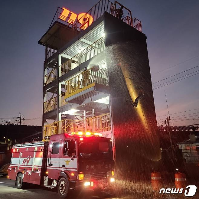 충북 보은소방서 대원들이 야간 화재 진압훈련을 하고 있다. (보은소방서 제공)© 뉴스1