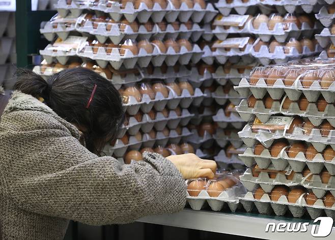 20일 서울의 한 대형마트에서 시민들이 달걀을 고르고 있다. 2021.1.20/뉴스1 © News1 신웅수 기자