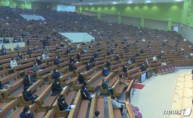 부산 강서구 세계로교회가 24일 대면예배를 진행하고 있다.(세계로교회 유튜브 방송 캡처)© 뉴스1