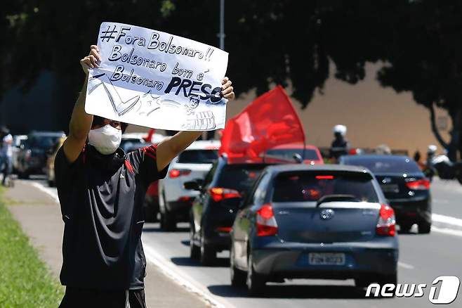 24일(현지시간) 브라질 수도 브라질리아에서 코로나19 대응 부실을 이유로 자이르 보우소나루 대통령 퇴진을 요구하는 차량시위가 진행되고 있다. © AFP=뉴스1
