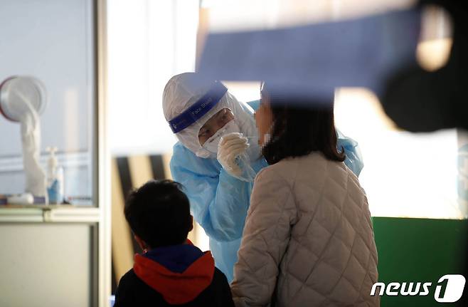 24일 오후 광주 북구선별진료소에서 엄마와 자녀가 함께 코로나19 검사를 받고 있다. 2021.1.24/뉴스1 © News1 허단비 기자