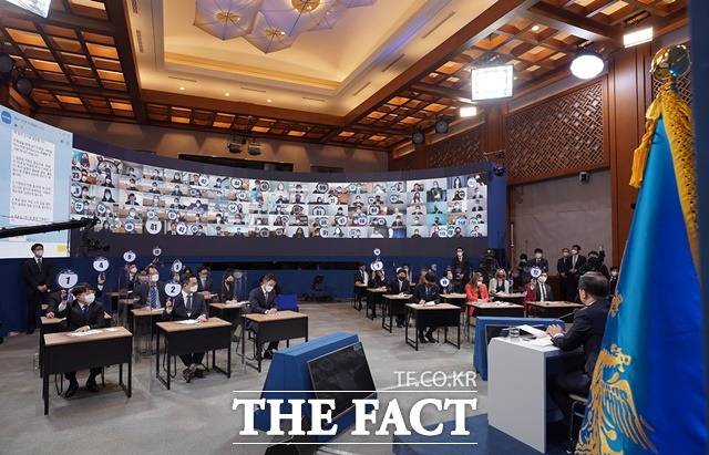 문재인 대통령이 지난 18일 청와대 춘추관 2층 브리핑룸에서 2021년 신년 기자회견을 개최한 가운데 기자들이 질문권을 얻기 위해 손팻말을 들고 있는 모습. /청와대 제공