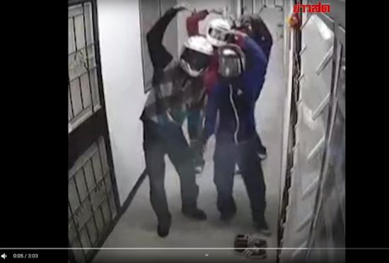 훔친 신발을 다시 돌려 놓으며 CCTV를 보고 팔 하트 표시하는 10대 도둑들. 사진출처 = 카오솟TV 유튜브 영상 캡처