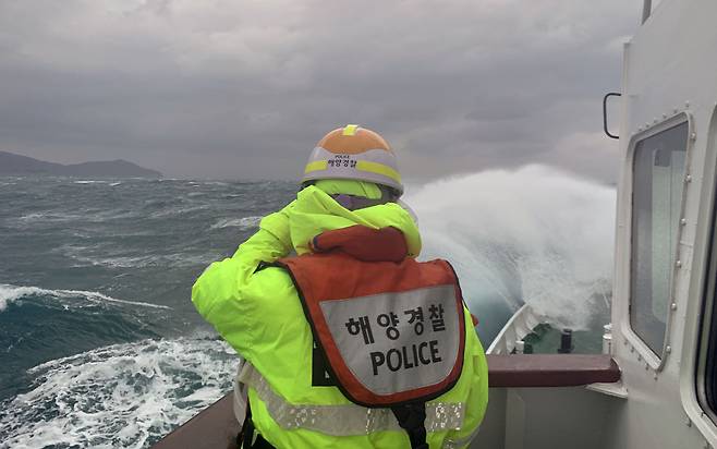 통영해양경찰이 23일 오후 경남 거제시 남부면 갈곶도 남동쪽 1.11㎞ (0.6해리) 해상에서 침몰한 339t급 대형선망 A호의 실종자 3명을 수색하고 있다. /통영해경