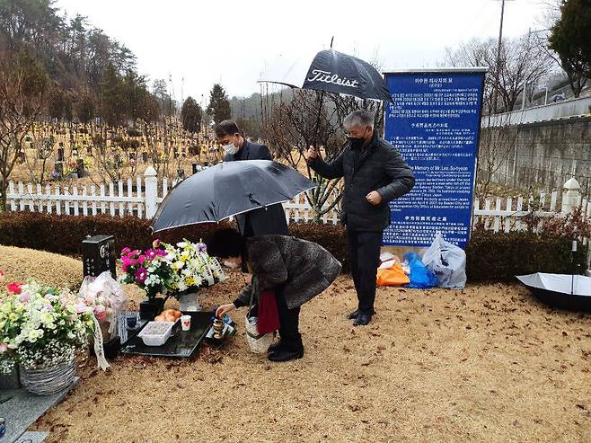 고 이수현 의인의 모친, 신윤찬(72)씨가 23일 오전 부산 금정구 선두구동 부산영락공원 안 이씨의 묘소 앞 작은 향로에 향을 피우고 있다.