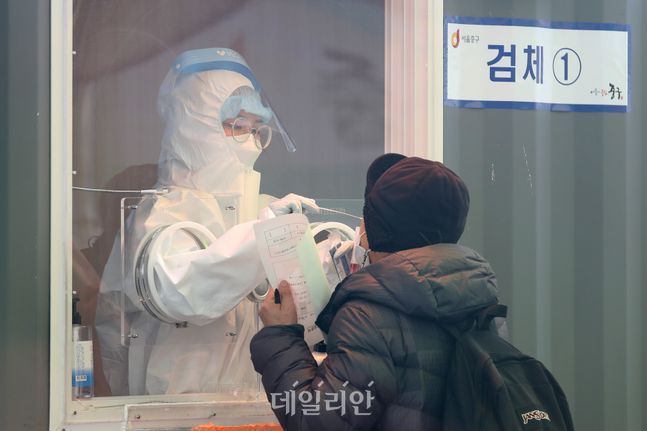 지난 20일 서울역 광장에 마련된 임시 선별진료소에 의료진이 검체를 하고 있다.ⓒ데일리안 류영주 기자