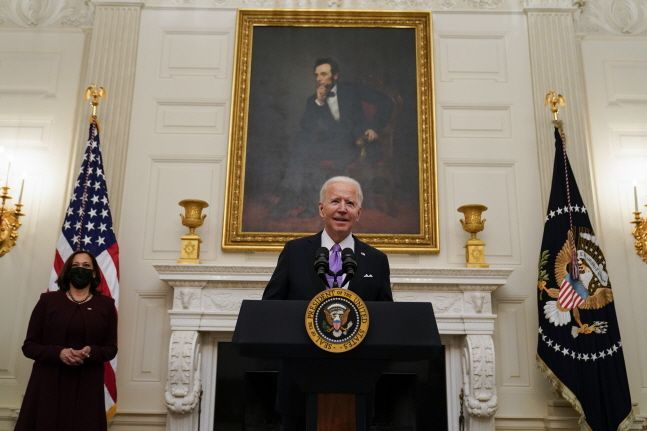 조 바이든 미국 대통령이 21일(현지시간) 백악관 스테이트 다이닝룸에서 카멀라 해리스 부통령이 배석한 가운데 코로나19 관련 행정명령 서명에 앞서 연설하고 있다.ⓒAP/뉴시스