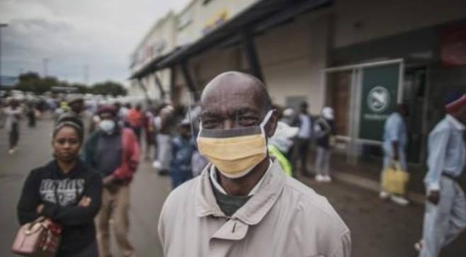 남아공 소웨토의 한 노인이 마스크와 얼굴 보호장비를 하고 있다. AFP/연합뉴스 제공